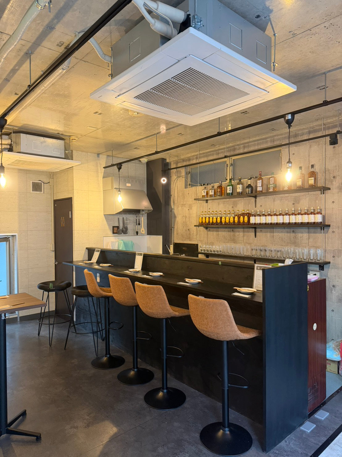TARUBAR kitchenのカウンターと店内